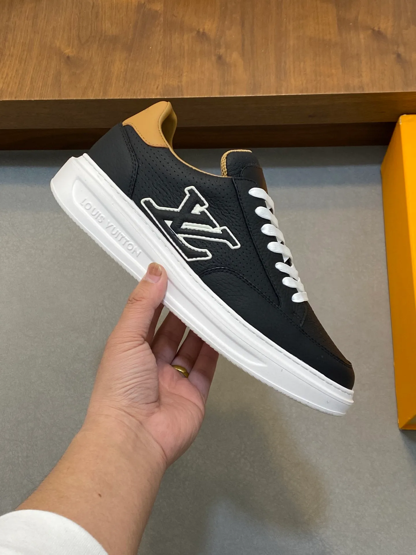 Factory Price: 400💰LV🔍Top Purchasing Agency🇮🇹 Lu Street Boy’s popular sports shoes counter synchronized, uppers imported from Italy cowhide fabric, high-quality complex splicing crafts, imported water-dyed cowhide lining cowhide feet Sole: Original sole provided by the original factory, T men's men's shoes 💰U exclusive movable molded sole, super comfortable, original factory follow-up goods, 🔍🔍high quality, can be entered and exited the counter at will, welcome to compare, code number 39-44 (order 38 45)